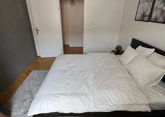 100qm, 2 Bedroom Schoenbrunn, Central, Balcony Viyana