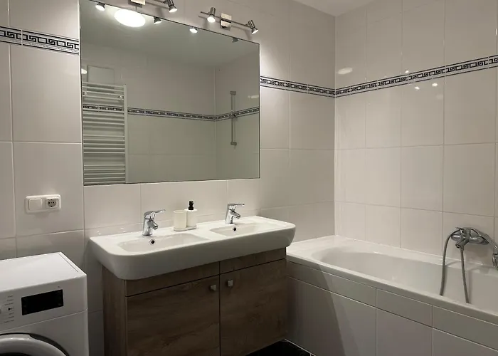 100qm, 2 Bedroom Schoenbrunn, Central, Balcony Viyana