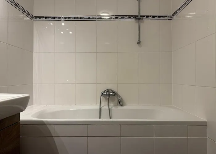 100qm, 2 Bedroom Schoenbrunn, Central, Balcony Daire *