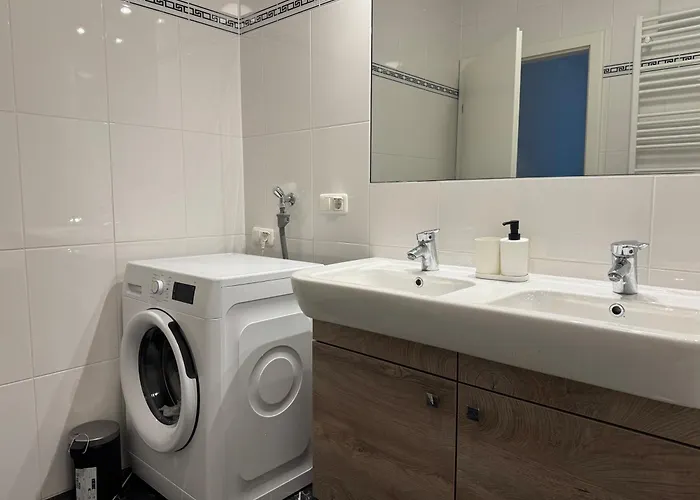 100qm, 2 Bedroom Schoenbrunn, Central, Balcony Daire Viyana